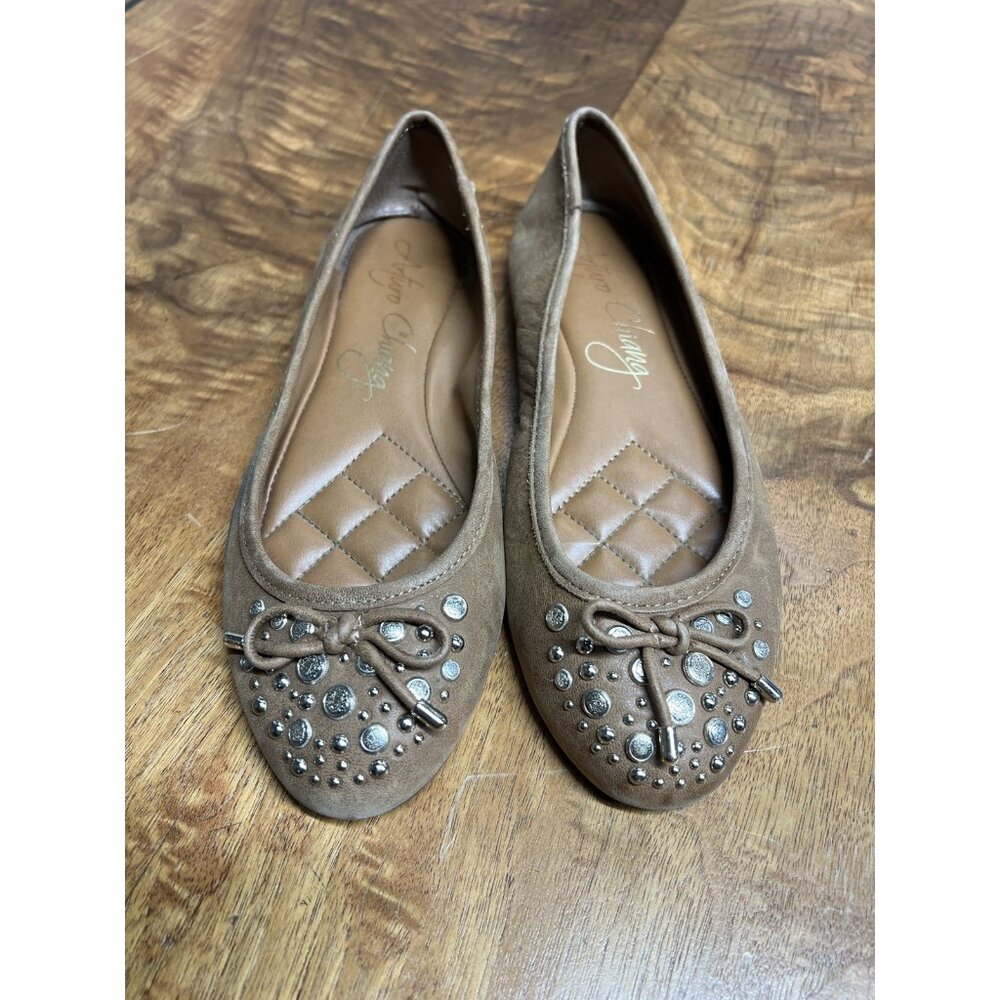 Arturo Chiang Women’s 8 LYNAH Tan Studded‎ Leather Flats with Bow Rubber Sole